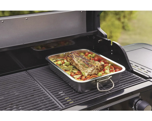 Barbecue avec rôti dans un moule en métal et légumes