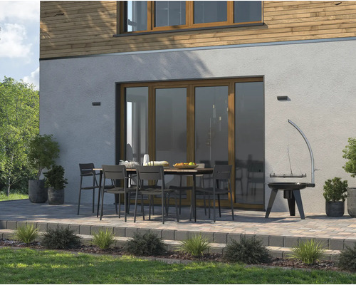 Extérieur avec terrasse, table de jardin, chaises et barbecue