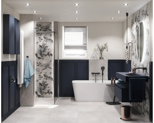 Helles Badezimmer mit Badewanne, Waschtisch, Spiegel, Duschkabine und floralen Akzenten