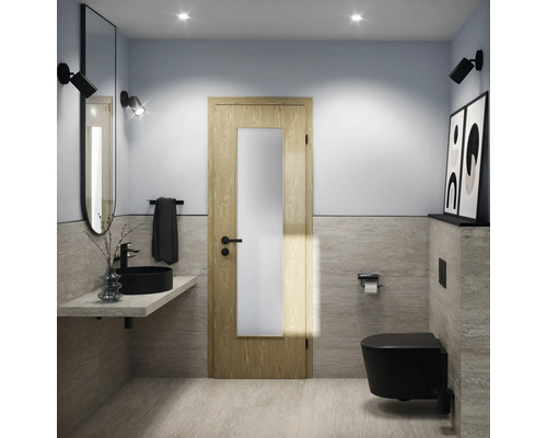 Modernes Badezimmer mit Waschbecken, Spiegel, Toilette und Holztür