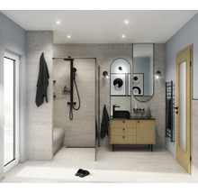 Helles Badezimmer mit Dusche, Waschbeckenunterschrank und Spiegel