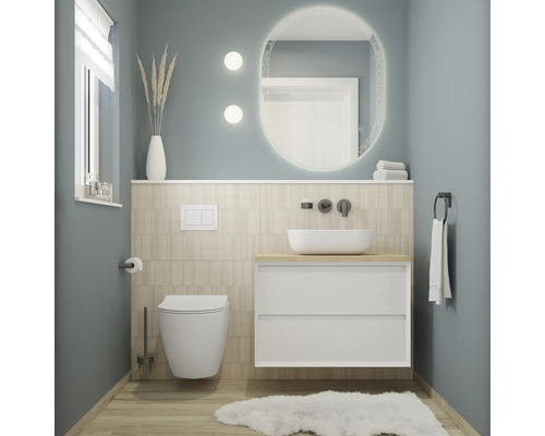 Modernes Badezimmer mit Toilette, Waschtisch, Spiegel und Handtüchern