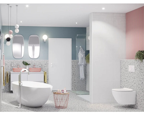 Salle de bain lumineuse avec baignoire, lavabo, miroirs et toilettes