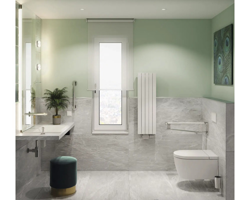 Barrierefreies Badezimmer mit Waschbecken, Toilette mit Haltegriffen und Heizkörper