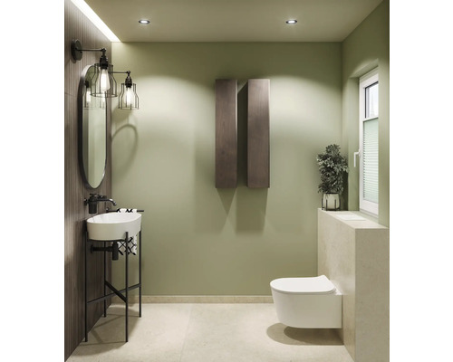 Salle de bains avec lavabo, miroir, toilettes et appliques murales