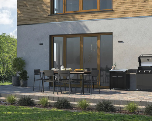 Aussenbereich mit Esstisch, Stühlen, Grill und Aussenküche auf einer Terrasse