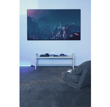Modernes Wohnzimmer mit großem Bildschirm, Konsole und Sessel