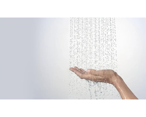 Frauenhand unter fallendem Duschwasser