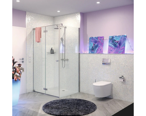 Modernes Badezimmer mit Duschkabine, Toilette und rundem Teppich