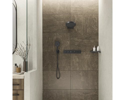 Moderne Dusche mit Kopfbrause, Handbrause und Ablage im Badezimmer.