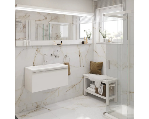 Helles Badezimmer mit Waschtisch, Spiegel und Sitzbank