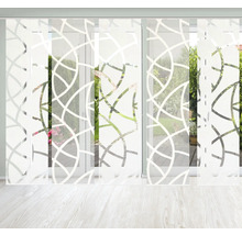 Panneau coulissant décoratif avec motif abstrait devant une fenêtre.