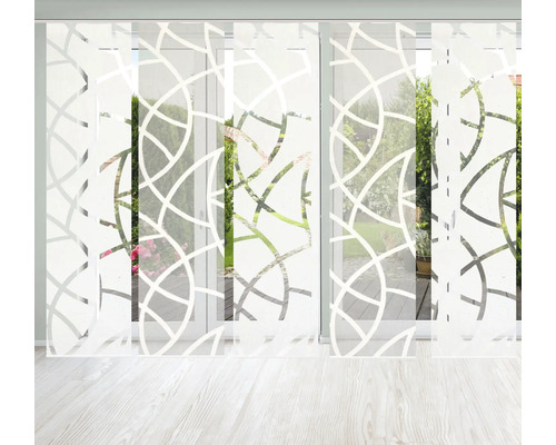 Panneau coulissant décoratif avec motif abstrait devant une fenêtre.