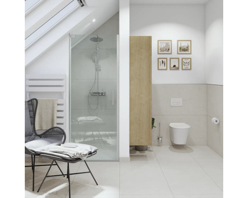 Salle de bain lumineuse avec douche, toilettes et siège