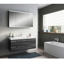Badezimmer mit Waschtischunterschrank, Spiegel und Badewanne