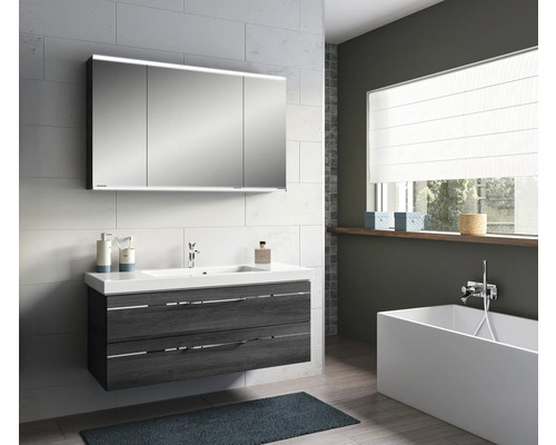 Badezimmer mit Waschtischunterschrank, Spiegel und Badewanne