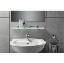 Lavabo de salle de bain avec robinet, étagère en verre, anneau porte-serviettes et miroir sur des carreaux gris