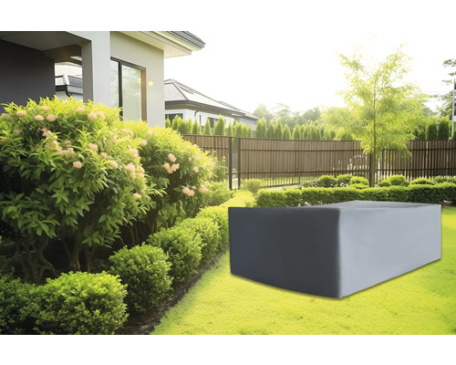 Housse de protection grise pour mobilier de jardin sur pelouse dans le jardin