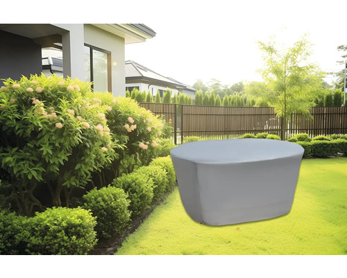 Housse pour mobilier de jardin sur pelouse devant une maison