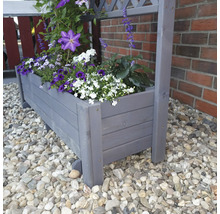 Jardinière en bois avec treillis et plantes fleuries
