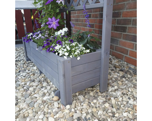 Jardinière en bois avec treillis et plantes fleuries