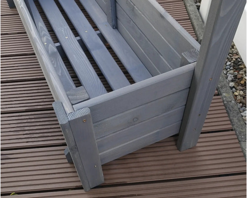 Vue détaillée d''un bac à fleurs en bois gris