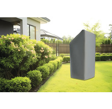 Housse de protection pour outils de jardin sur pelouse devant la maison