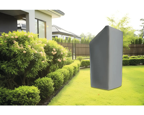 Housse de protection pour outils de jardin sur pelouse devant la maison