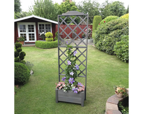 Blumenkasten mit Rankgitter im Garten