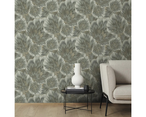 Scène avec papier peint à motifs floraux, table et fauteuil