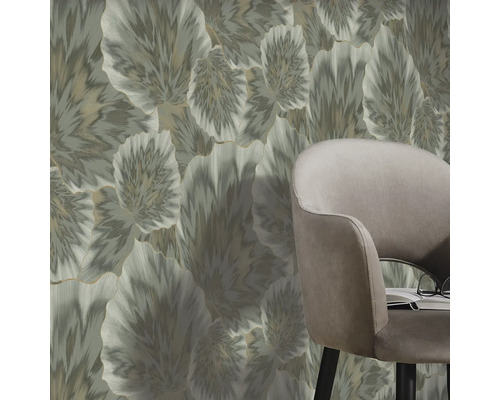 Gros plan d''une chaise devant un papier peint à motifs de feuilles