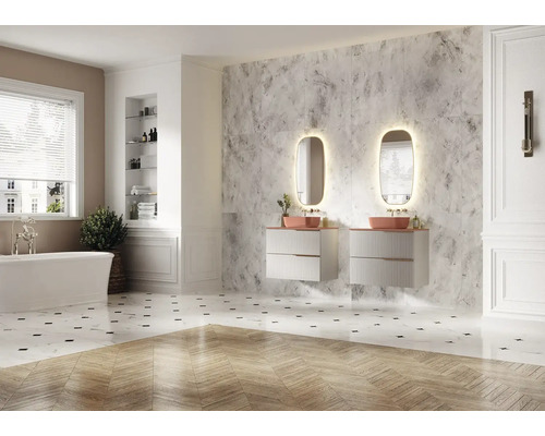 Salle de bains lumineuse avec deux lavabos, miroirs avec éclairage, baignoire et sol carrelé.