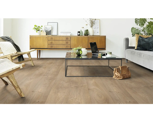 Salon avec parquet clair, commode, canapé et table basse.
