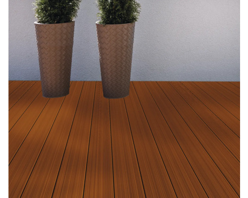 Terrasse mit Holzdielen und zwei Pflanzgefäßen