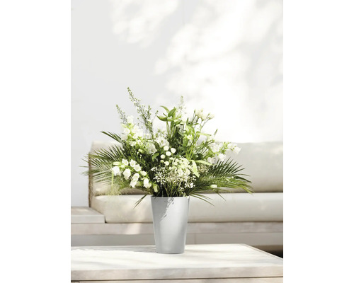 Blumenstrauß in Vase auf Tisch im Freien