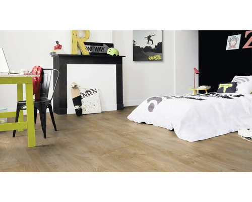 Chambre de jeunes moderne avec plancher en bois, bureau et lit