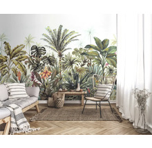 Wohnraum mit Dschungeltapete, Sofa und Stuhl auf einem Teppich