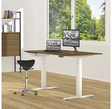 Un bureau réglable en hauteur avec ordinateur portable, écran et chaise de bureau dans une pièce lumineuse.