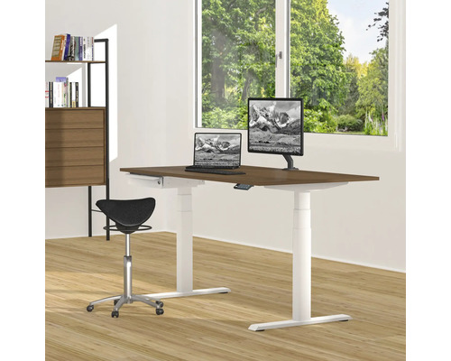 Un bureau réglable en hauteur avec ordinateur portable, écran et chaise de bureau dans une pièce lumineuse.