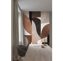 Un bureau avec un bureau, une chaise et une peinture murale abstraite.