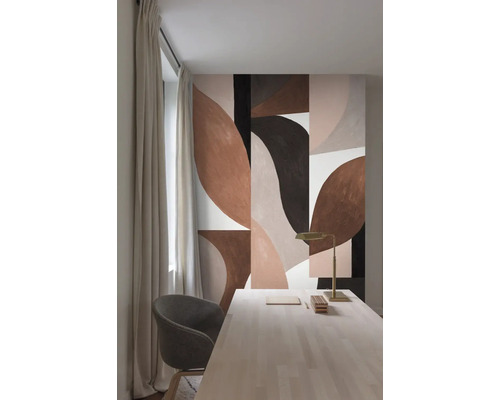 Un bureau avec un bureau, une chaise et une peinture murale abstraite.