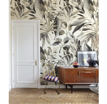 Pièce avec papier peint à fleurs, commode et chaise