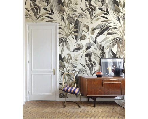 Pièce avec papier peint à fleurs, commode et chaise