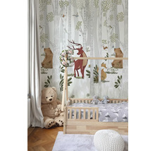 Chambre d''enfant avec lit en bois, ours en peluche et papier peint forêt
