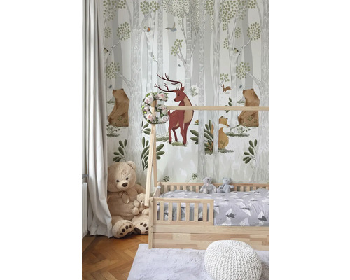 Chambre d''enfant avec lit en bois, ours en peluche et papier peint forêt