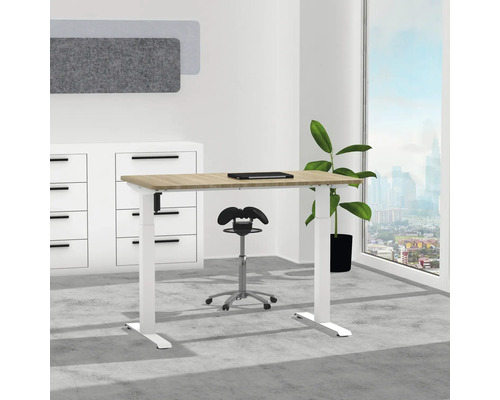 Höhenverstellbarer Schreibtisch mit Bürostuhl in einem hellen Raum.
