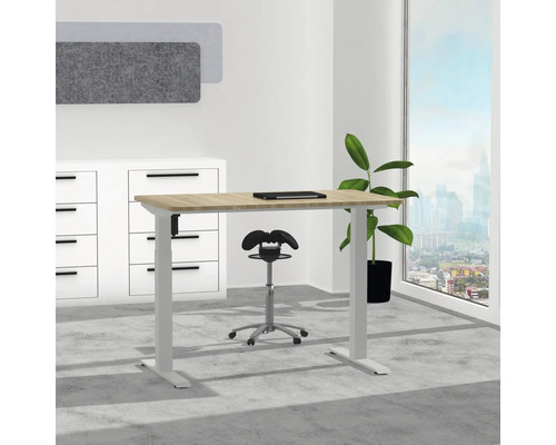 Höhenverstellbarer Schreibtisch mit Bürostuhl in einem hellen Raum.