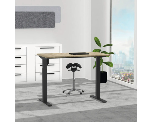 Höhenverstellbarer Schreibtisch mit Bürostuhl in einem hellen Raum.