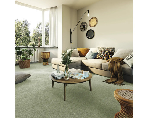 Wohnzimmer mit Sofa, Couchtisch und Teppichboden