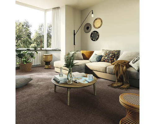 Salon avec moquette marron, canapé d''angle et table en bois